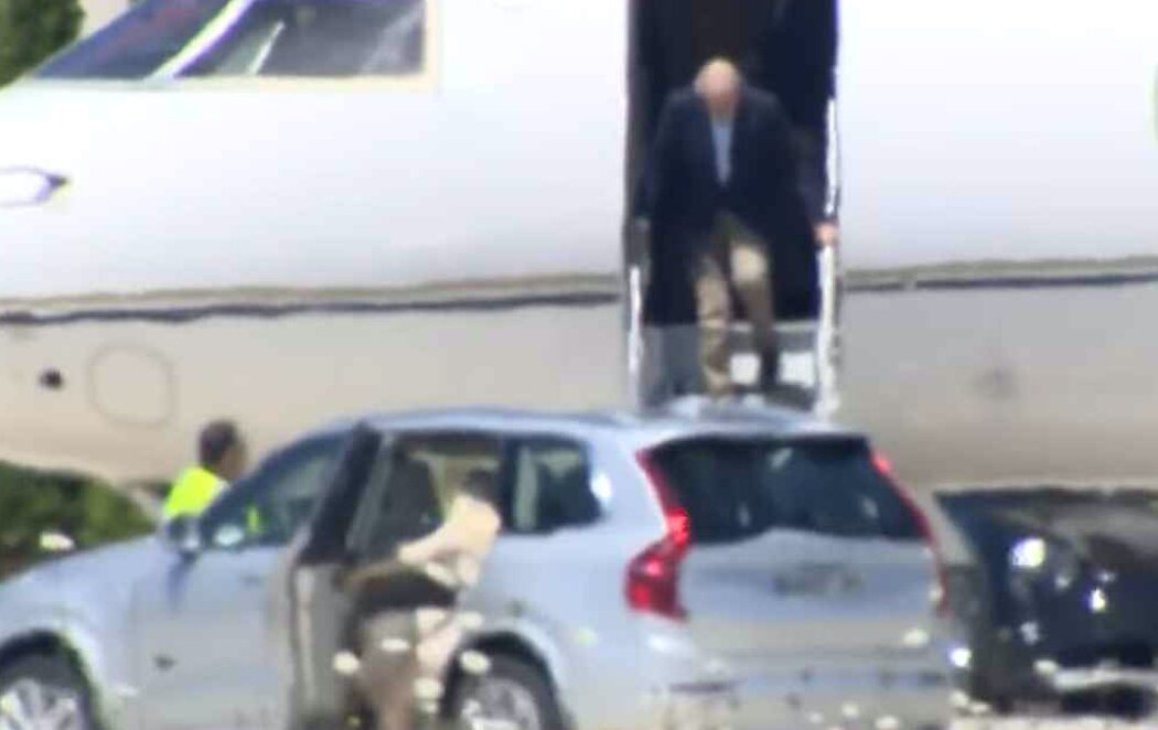 El emérito rey Juan Carlos aterriza en Vigo en su tercera visita a España desde que huyó a Abu Dhabi