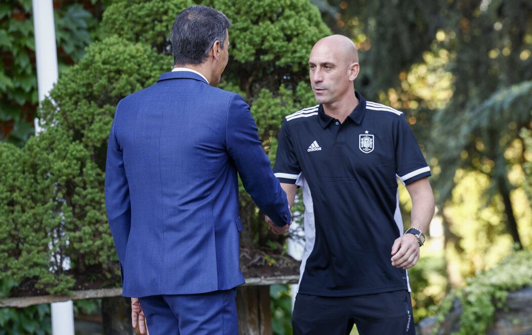 El frío saludo entre Pedro Sánchez y Luis Rubiales en la recepción de las campeonas del mundo en Moncloa