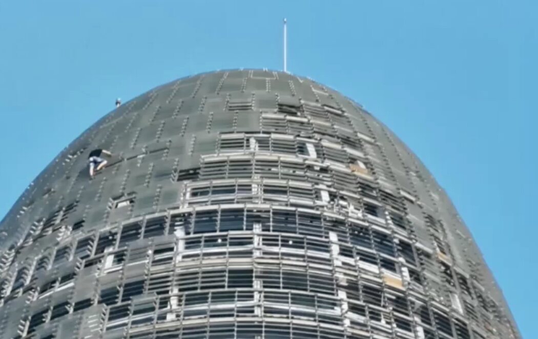 Los Mossos denuncian a dos hombres por escalar la torre Agbar de Barcelona