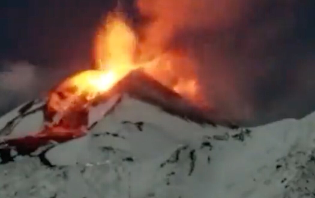 La erupción del volcán Etna provoca un espectáculo de lava y nieve