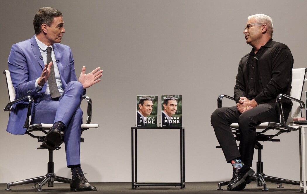 Pedro Sánchez presenta su libro 'Tierra Firme' con Jorge Javier y Ángeles Caballero