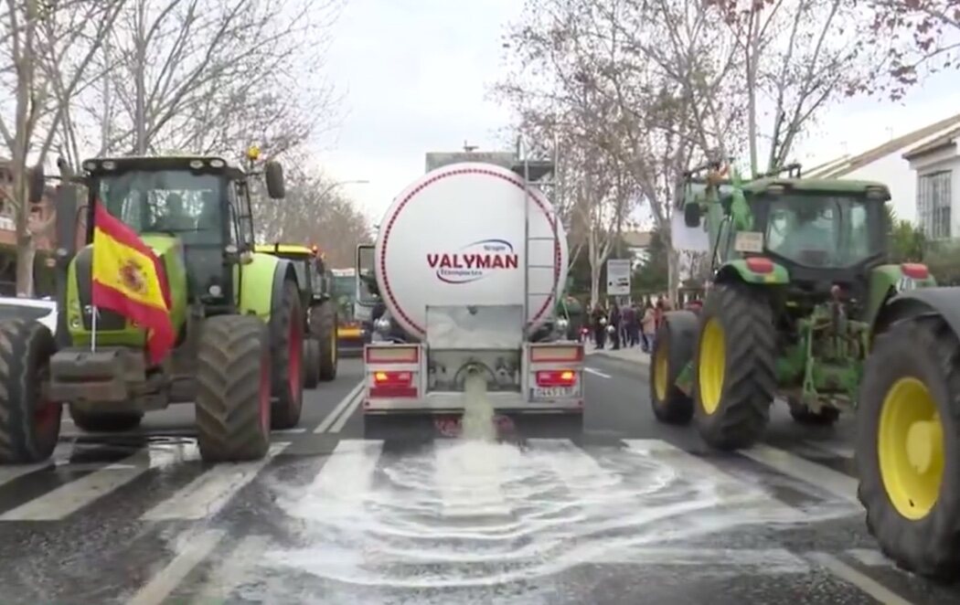 Los manifestantes del campo arrojan orina de ganado por las calles de Ciudad Real