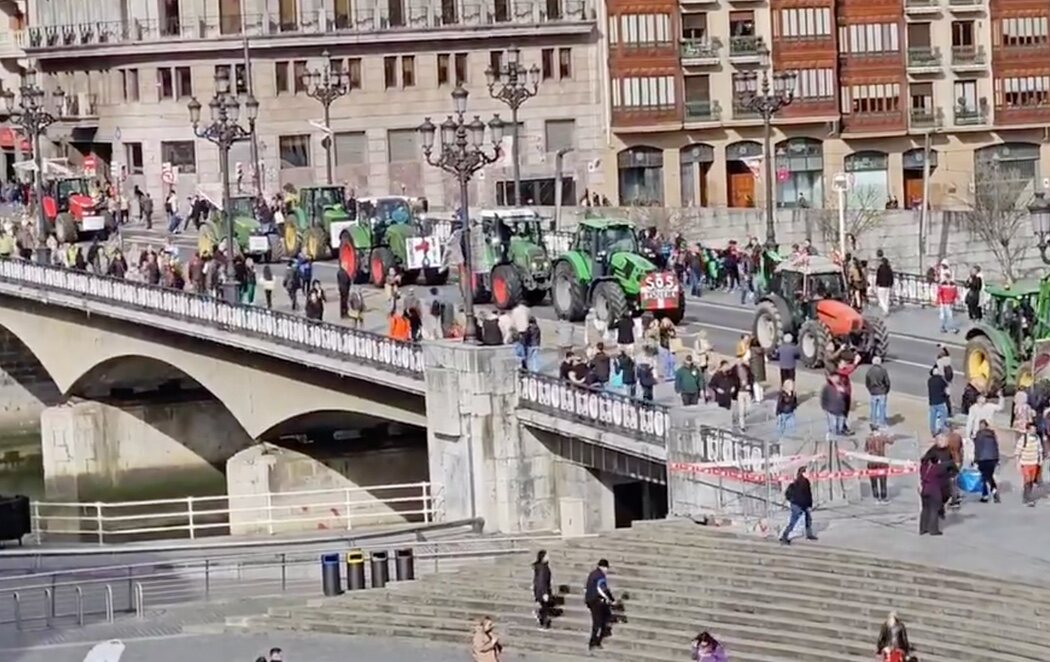 Un centenar de tractores irrumpe en el centro de Bilbao