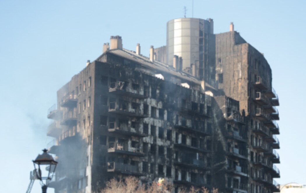 Voraz incendio en Valencia deja cinco muertos y más de una decena de desaparecidos