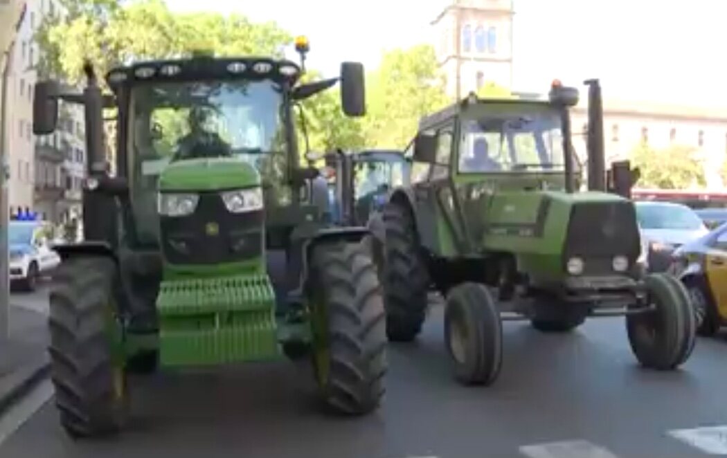 Una tractorada corta la Gran Vía de Barcelona