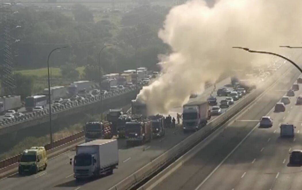 Caos en las carreteras de Madrid: el incendio de un camión en plena M-45 genera grandes atascos