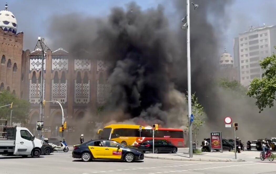 El incendio de un autobús provoca una fuerte columna de humo visible en toda Barcelona