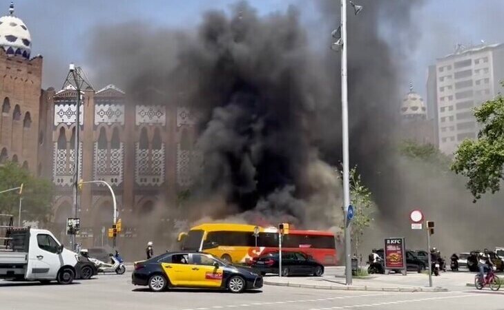 El incendio de un autobús provoca una fuerte columna de humo visible en toda Barcelona