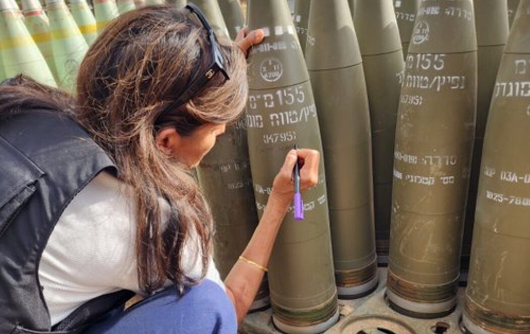 Nikki Haley visita Israel y se fotografía escribiendo en un misil: "¡Acabad con ellos! EEUU ama a Israel