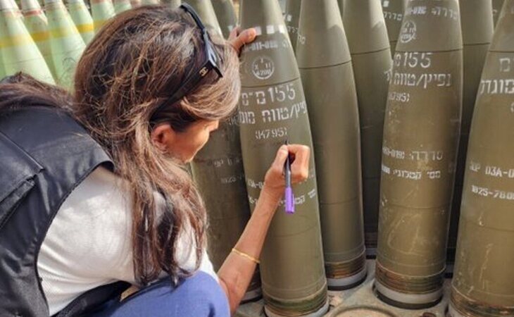 Nikki Haley visita Israel y se fotografía escribiendo en un misil: "¡Acabad con ellos! EEUU ama a Israel