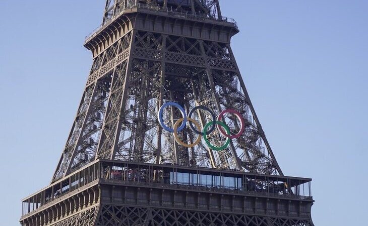 La Torre Eiffel ya exhibe los aros olímpicos