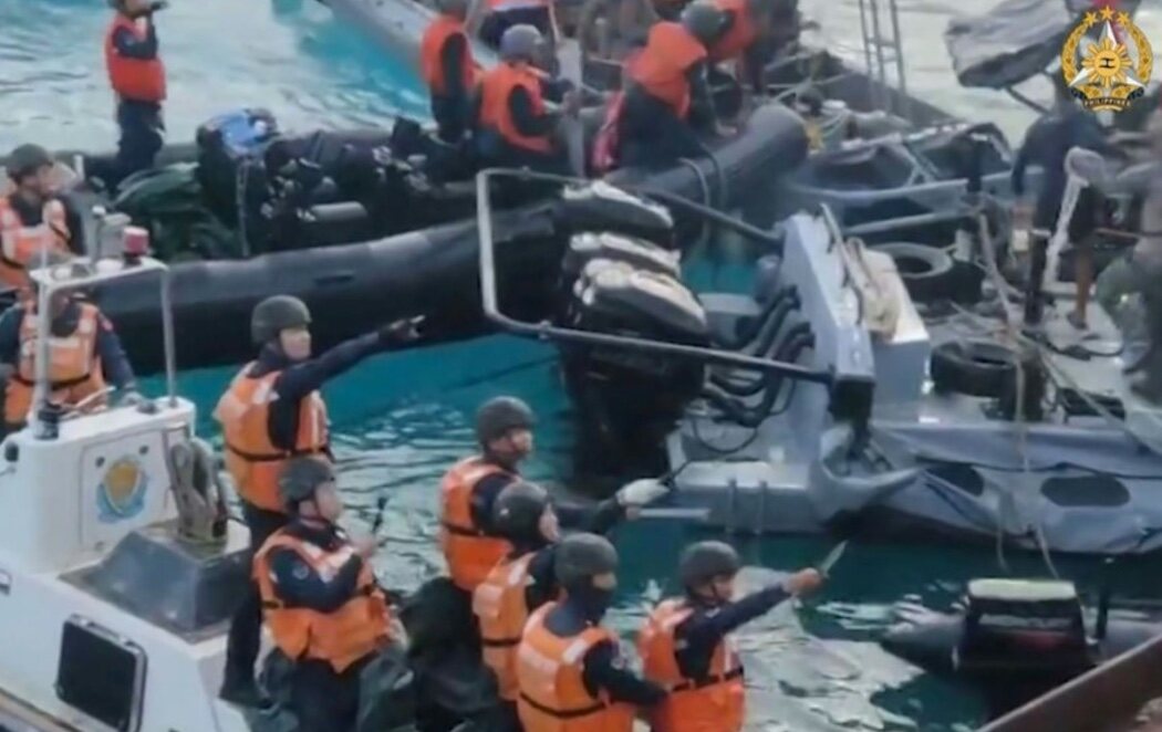 Los guardacostas chinos atacan varios barcos de la marina filipina con hachas, cuchillos y palos