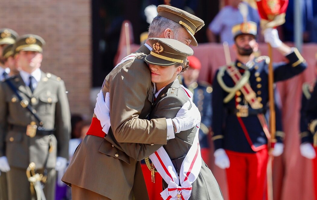 La princesa Leonor recibe la Gran Cruz del Mérito Militar de manos del rey Felipe VI