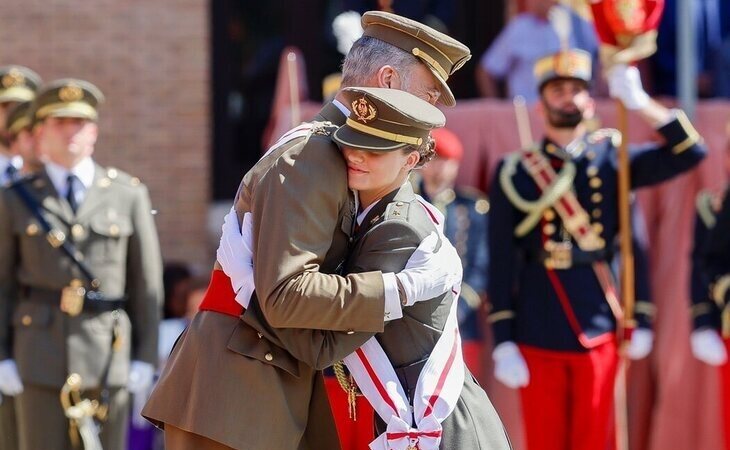 La princesa Leonor recibe la Gran Cruz del Mérito Militar de manos del rey Felipe VI