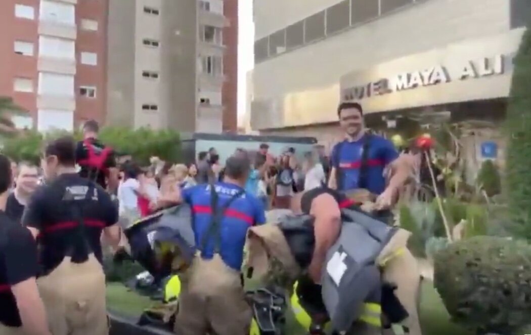 Un incendio obliga a desalojar a 400 personas en el hotel Maya de Alicante