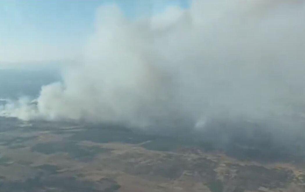 Un incendio en León activa a la UME, provoca desalojos y se investiga un posible implicado