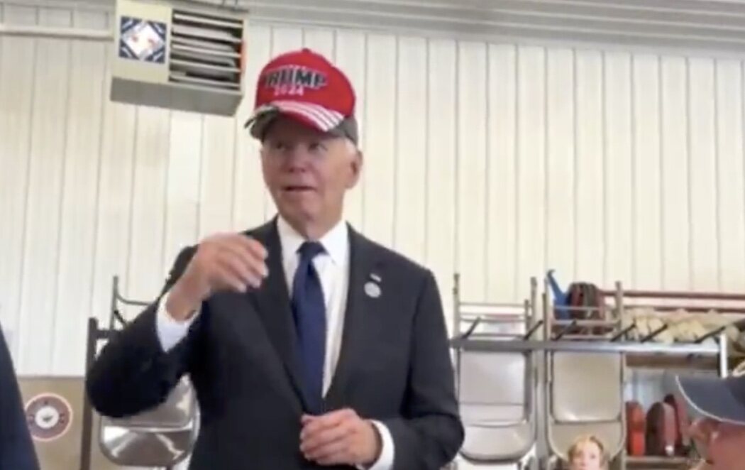 Biden sorprende portando una gorra de la campaña de Trump