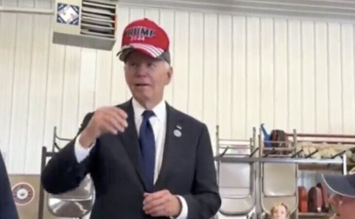 Biden sorprende portando una gorra de la campaña de Trump