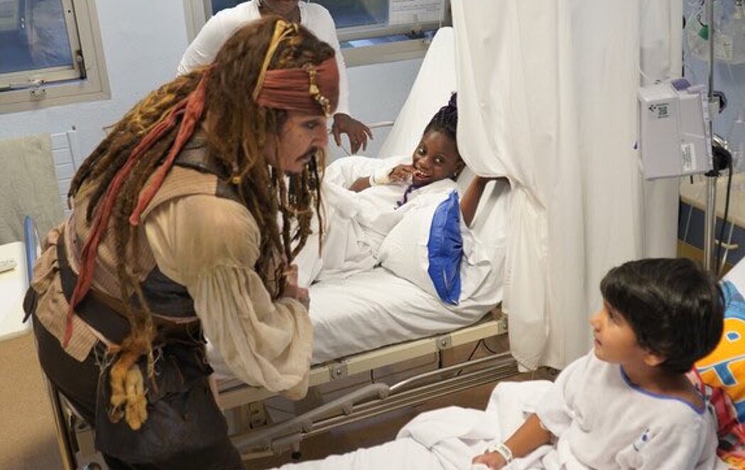 Johnny Depp sorprende a los niños ingresados en el Hospital de Donostia vestido de Jack Sparrow