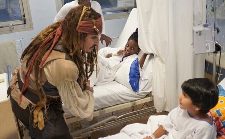 Johnny Depp sorprende a los niños ingresados en el Hospital de Donostia vestido de Jack Sparrow