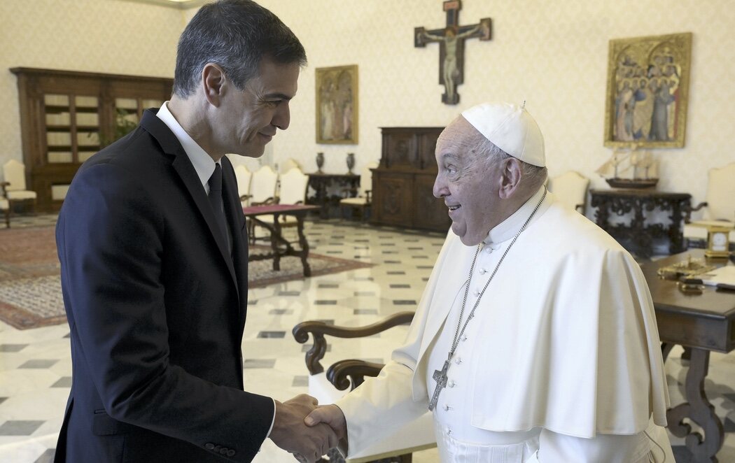 Pedro Sánchez invita al Papa Francisco a Canarias para conocer la realidad migratoria