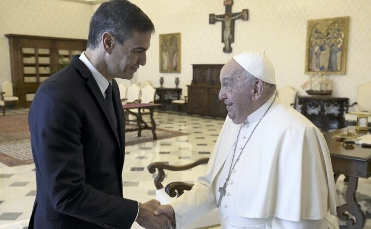 Pedro Sánchez invita al Papa Francisco a Canarias para conocer la realidad migratoria