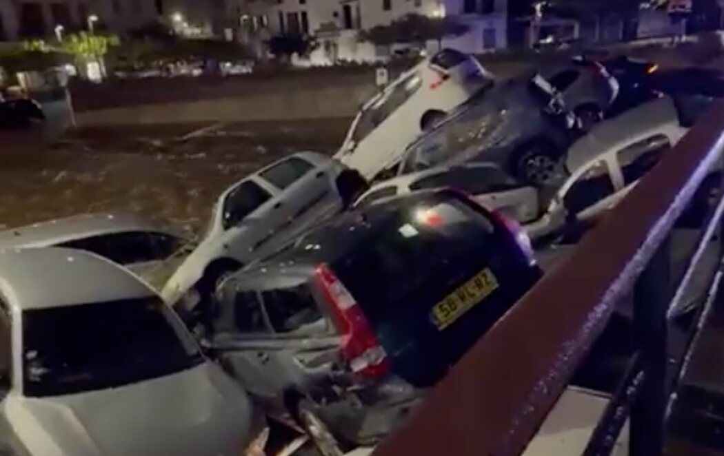 El desbordamiento de la riera en Cadaqués arrastra una treintena de vehículos