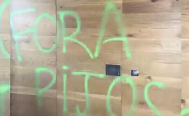 Las juventudes de la CUP vandalizan la casa de Gerard Piqué en la Cerdanya: "Fuera pijos"