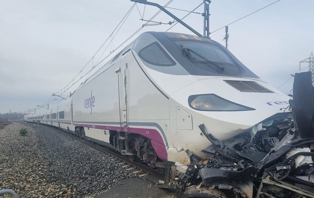 Mueren dos trabajadores de las obras del AVE tras ser arrollado su coche por un tren Alvia