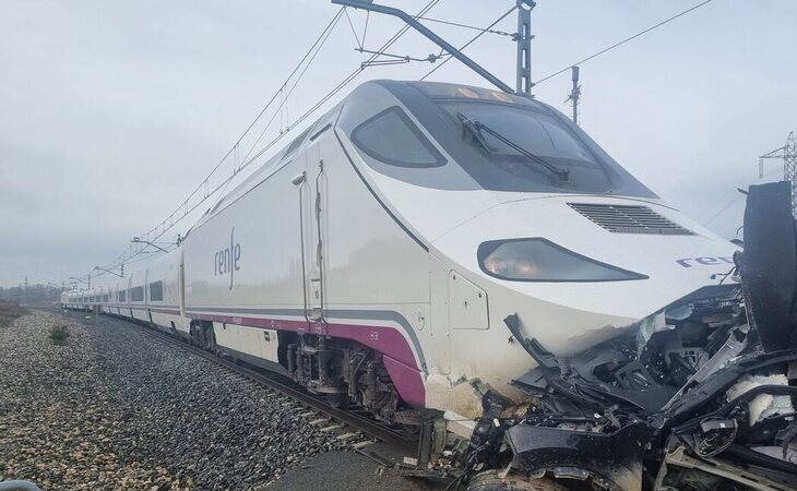 Mueren dos trabajadores de las obras del AVE tras ser arrollado su coche por un tren Alvia