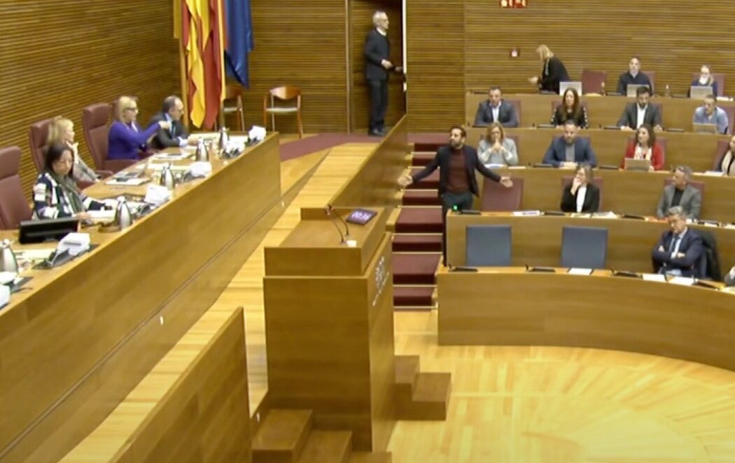 Una trifulca con gritos de "Mazón dimisión" obliga a suspender el pleno de Les Corts