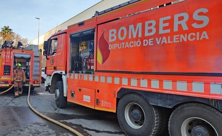 Una explosión de baterías provoca un incendio en un desguace de Ribarroja del Turia