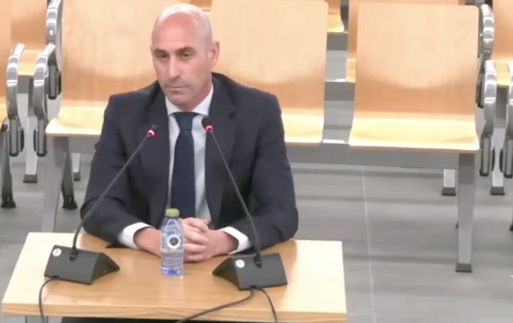 Luis Rubiales declara por el beso a Jenni Hermoso: "Ella me agarró, yo le pregunté si le podía darle un besito y ella me dijo 'vale'"