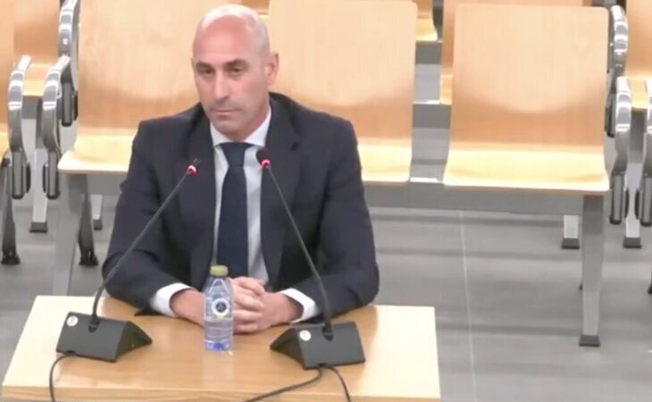 Luis Rubiales declara por el beso a Jenni Hermoso: "Ella me agarró, yo le pregunté si le podía darle un besito y ella me dijo 'vale'"