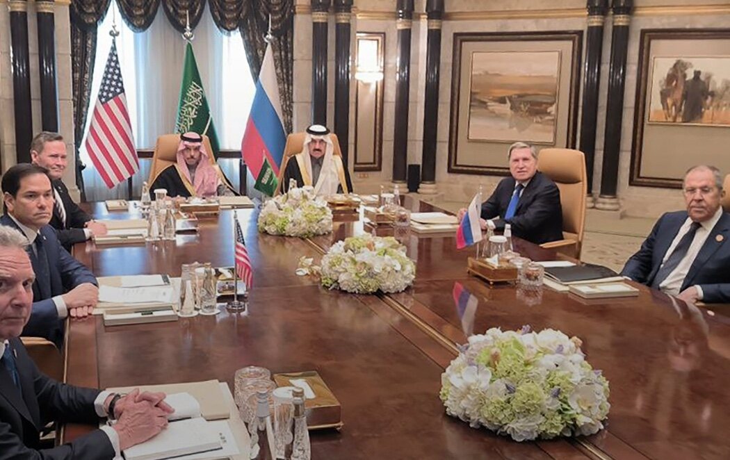 Rusia y Estados Unidos se reúnen en Arabia Saudí para negociar la paz en Ucrania en un encuentro bilateral