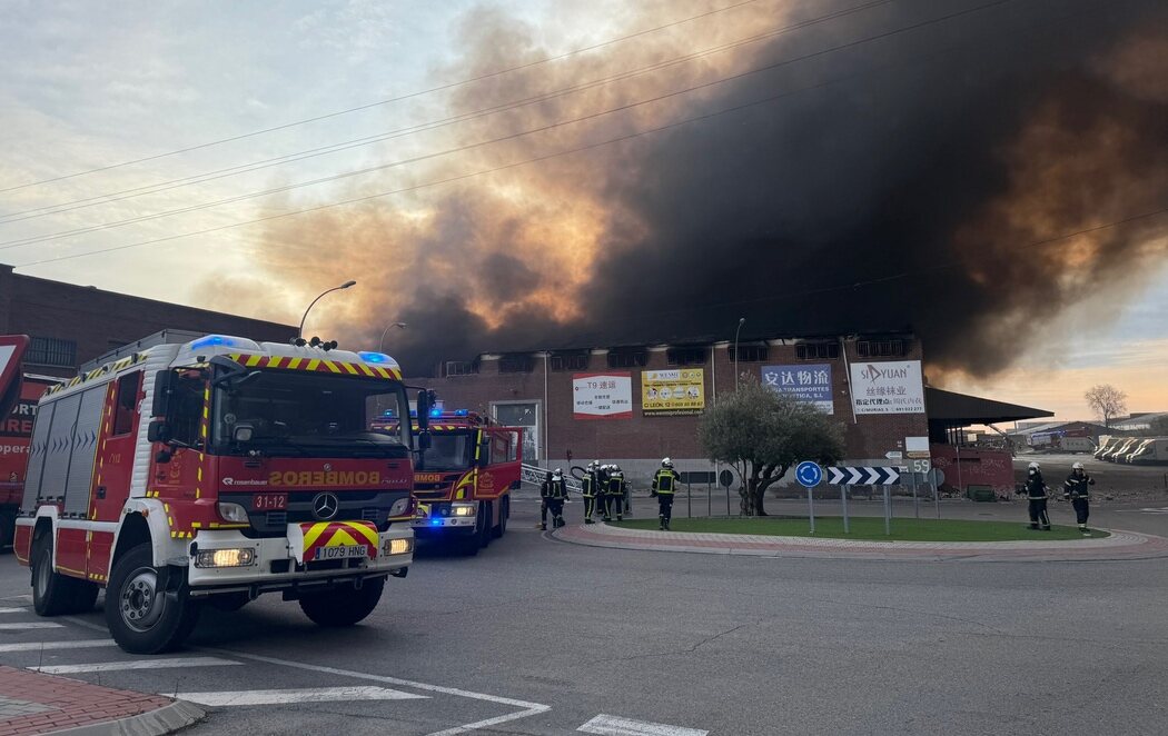 Un gran incendio en  Cobo Calleja colapsa una nave, quema toneladas de ropa con una columna visible desde Madrid