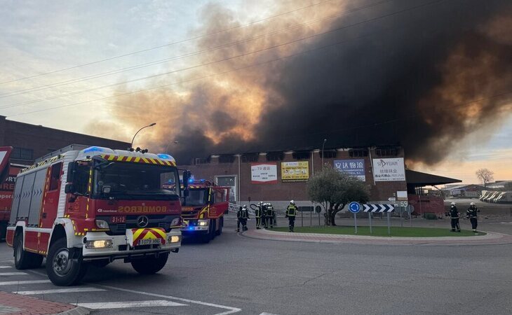 Un gran incendio en  Cobo Calleja colapsa una nave, quema toneladas de ropa con una columna visible desde Madrid