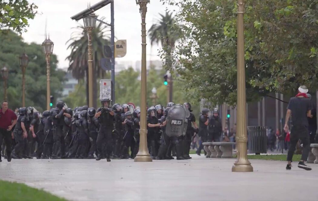 El Gobierno de Milei deja más de un centenar de detenidos y cientos de heridos en la represión a las protestas de jubilados