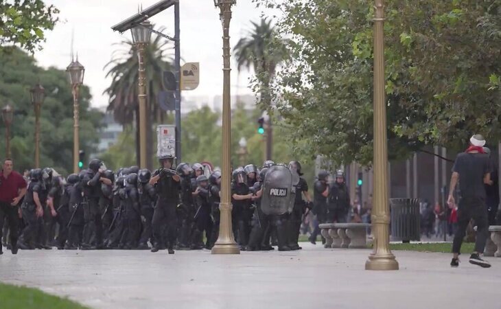 El Gobierno de Milei deja más de un centenar de detenidos y cientos de heridos en la represión a las protestas de jubilados