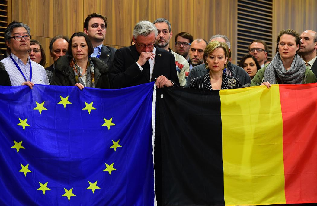 Miembros de la Comisión Europea guardan un minuto de silencio