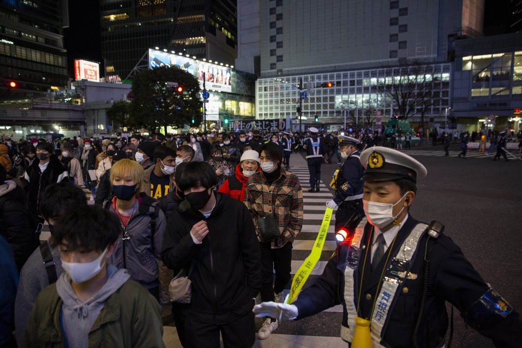 La policía controla el cruce de Shibuya, en Tokio